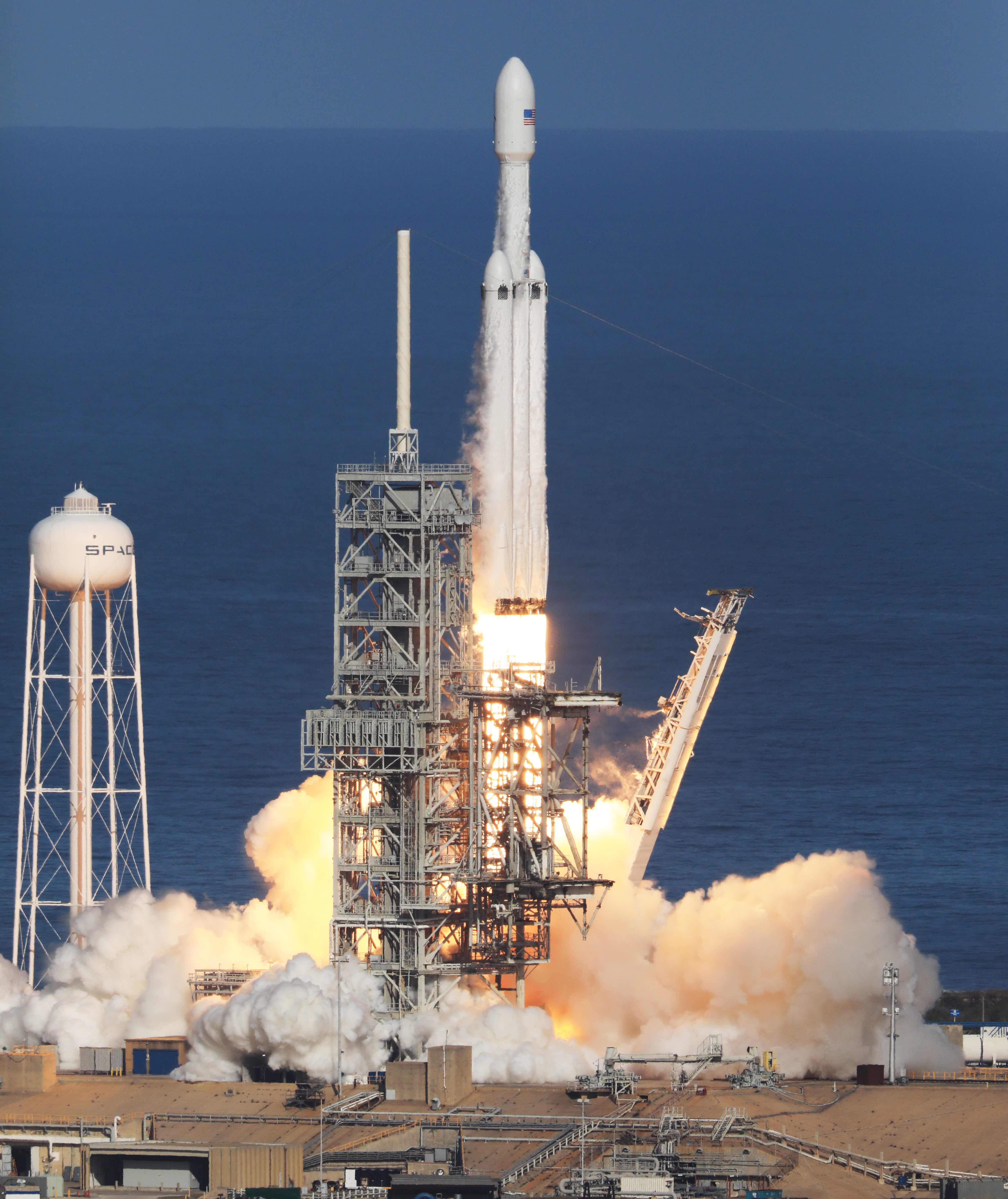 In Pictures SpaceX's Falcon Heavy Rocket Al Bawaba