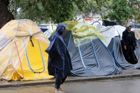 خيام لأنصار الزعيم الشيعي مقتدى الصدر في بغداد