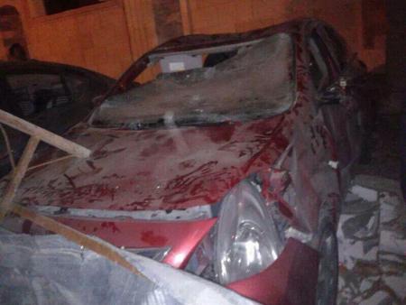 سيارات تضررت جراء تفجير بسيارة ملغومة استهدف مديرية أمن الدقهلية في مصر 