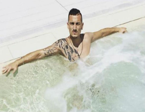 لاعب يصبح بطل أفلام إباحي