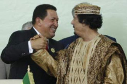تشافيز مع الزعيم الليبي الراحل معمر القذافي