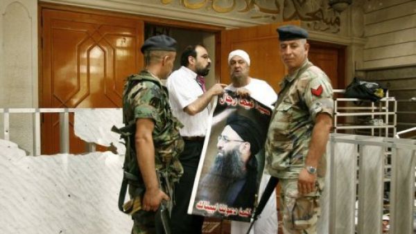 تسلم مفتي مدينة صيدا المسجد الذي كان يؤمه الشيخ السني احمد الاسير تسلم مفتي مدينة صيدا المسجد الذي كان يؤمه الشيخ السني احمد الاسير