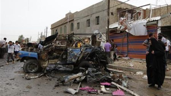 مواطنون في موقع انفجار قنبلة في بغداد
 مواطنون في موقع انفجار قنبلة في بغداد