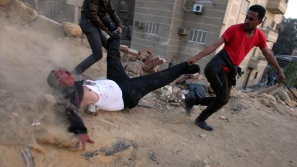متظاهرون يقومون بسحل احد انصار جماعة الاخوان المسلمين متظاهرون يقومون بسحل احد انصار جماعة الاخوان المسلمين