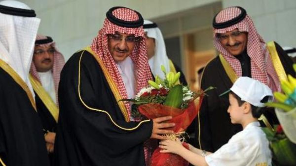 طفل سوري يقدم ورودا الى وزير الداخلية السعودي محمد بن نايف خلال افتتاح حملة التبرع للاطفال السعوديين في الرياض
 طفل سوري يقدم ورودا الى وزير الداخلية السعودي محمد بن نايف خلال افتتاح حملة التبرع للاطفال السعوديين في الرياض