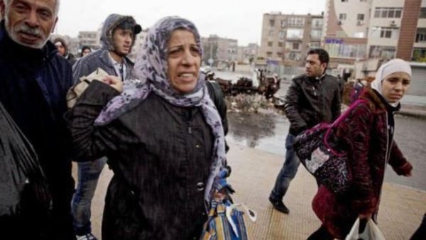لاجئون فلسطينيون يفرون من المعارك في مخيم اليرموك في سوريا لاجئون فلسطينيون يفرون من المعارك في مخيم اليرموك في سوريا