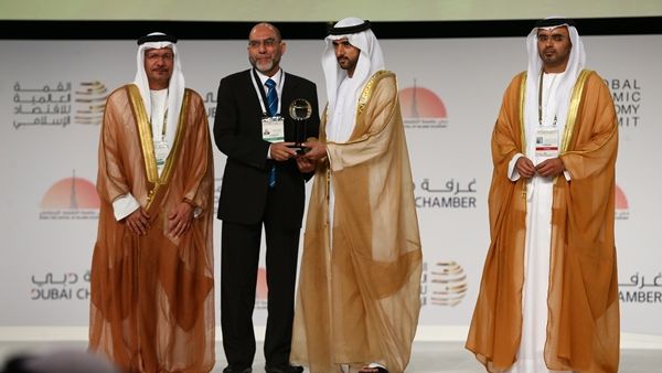 CEO of Dar Al Sharia receiving the award CEO of Dar Al Sharia receiving the award