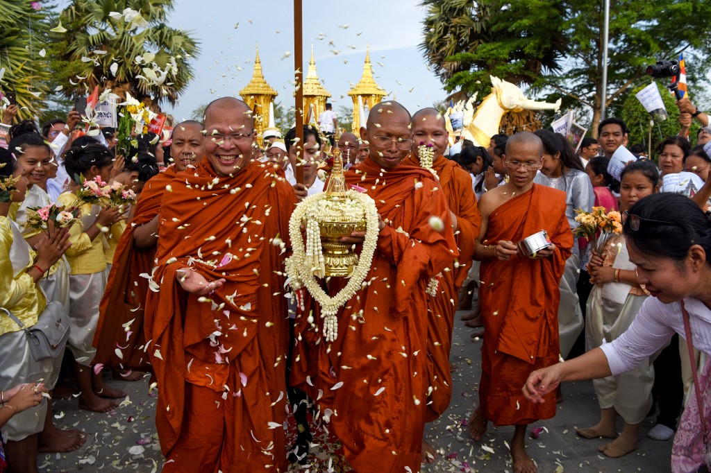 Buddhists of The World Celebrate 'Vesak Festival' Al Bawaba
