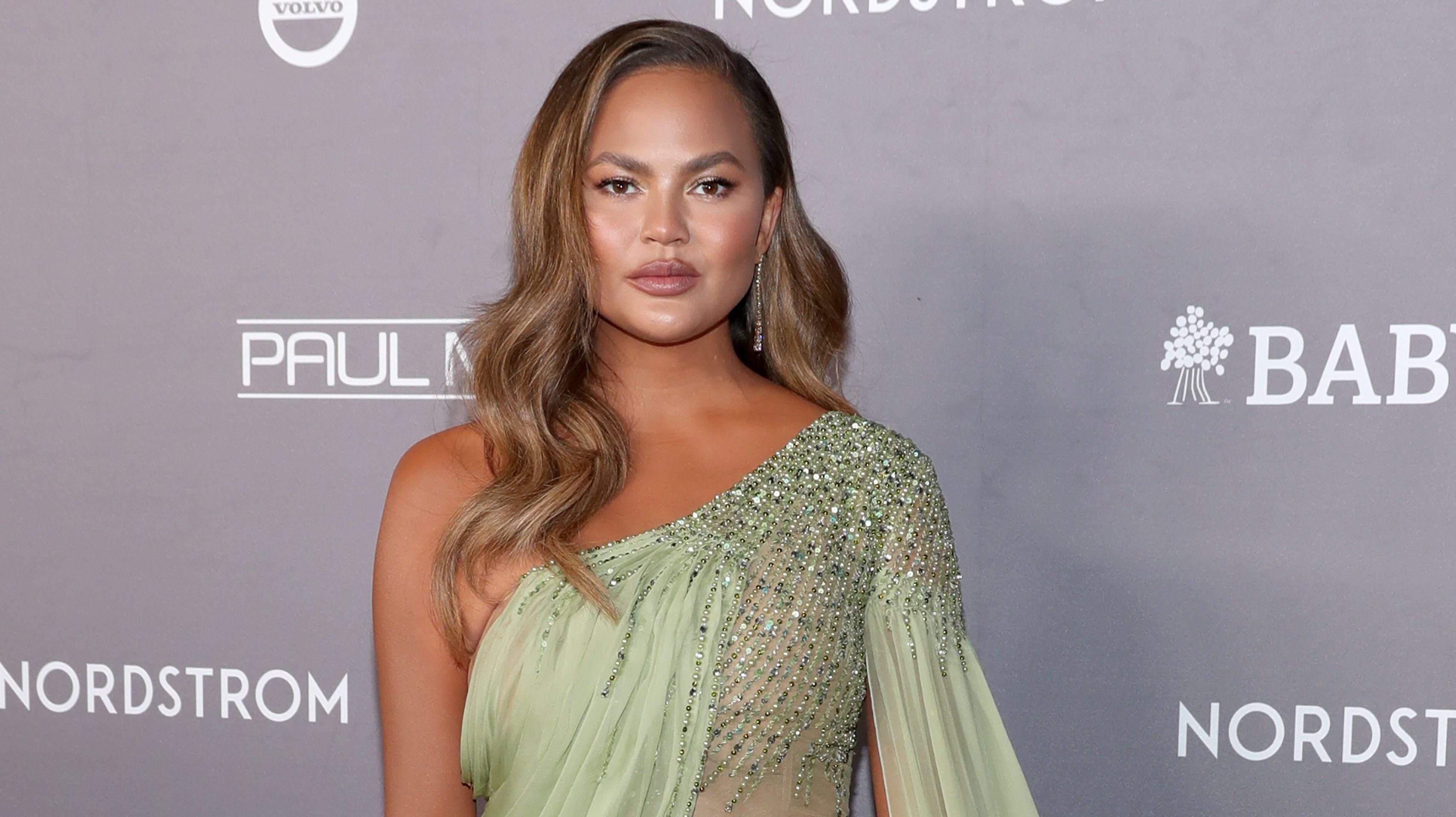 نزيف وألم ثم وفاة.. كريسي تيغان تفقد طفلها الثالث بعد ولادته وصورة مؤثرة  له! | البوابة