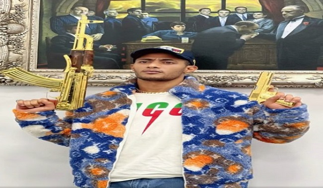 Image:محمد رمضان يثير الجدل مجددا بأسلحة من الذهب الخالص!