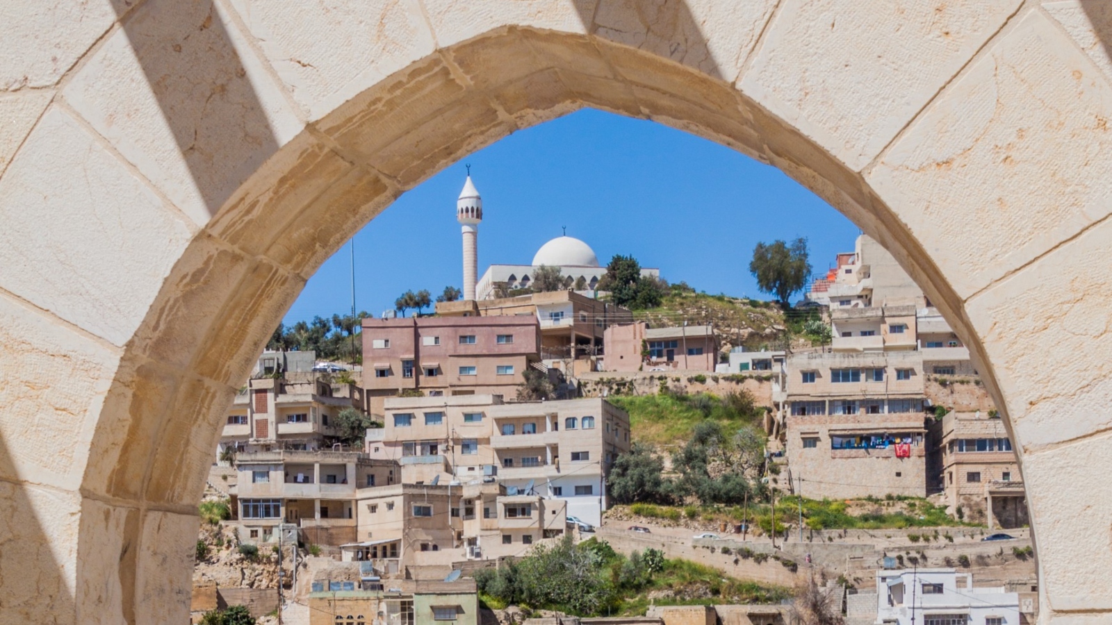 مطاعم وكافيهات ذات إطلالة في السلط للاحتفال بعيد الاستقلال الأردني الـ 80