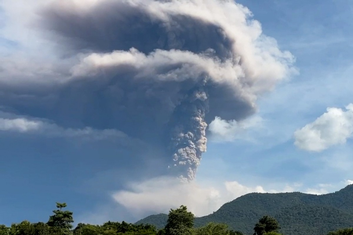 Lewotobi Laki-laki volcano erupts, Indonesia raises high alert