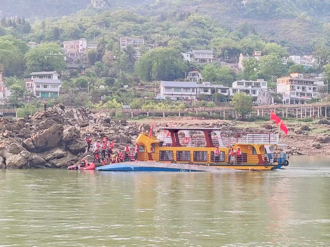 Boat capsizes in China killing 10 and injuring 70