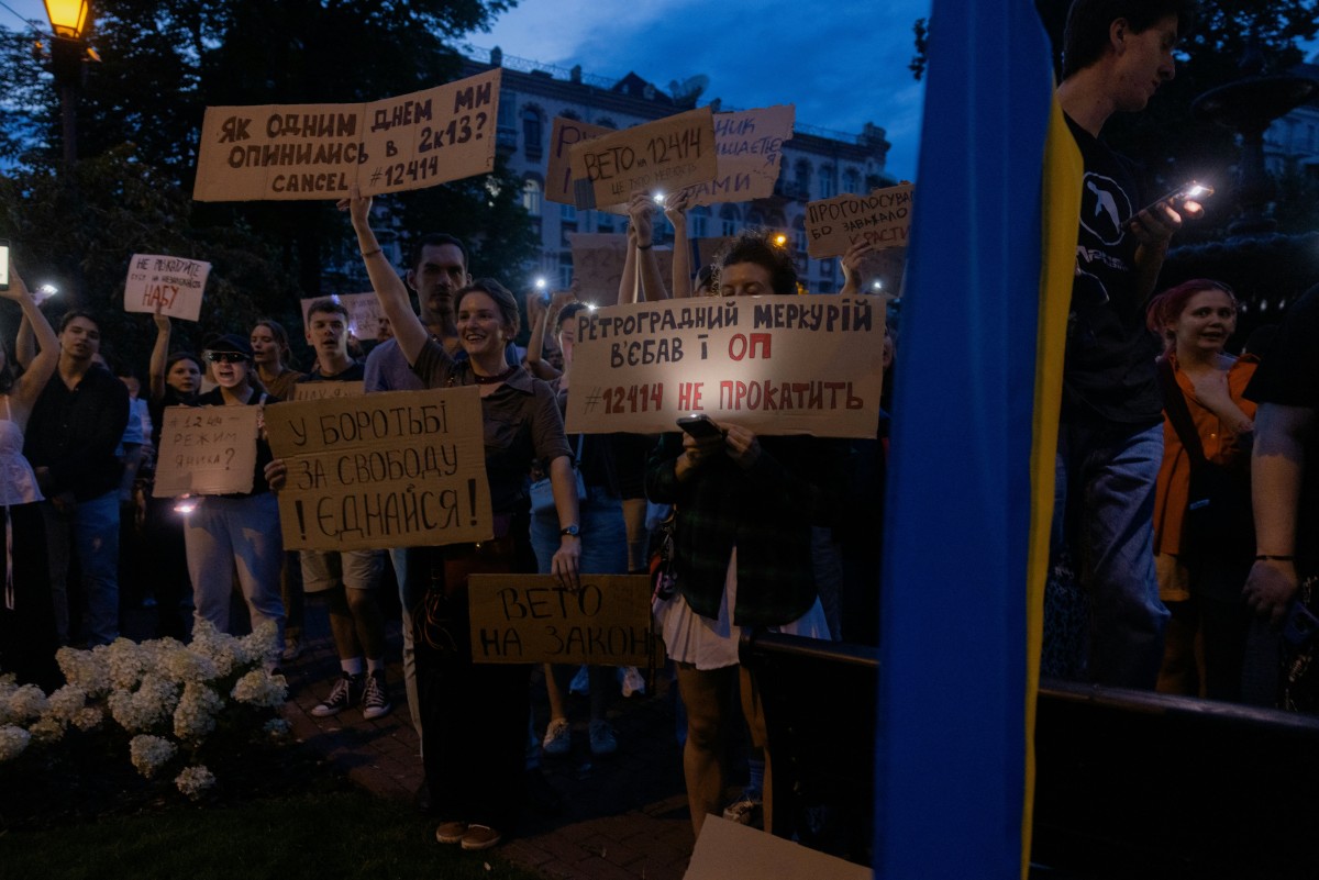 Zelenski podpisal sporen protikorupcijski zakon, sprožili so se protesti po Ukrajini