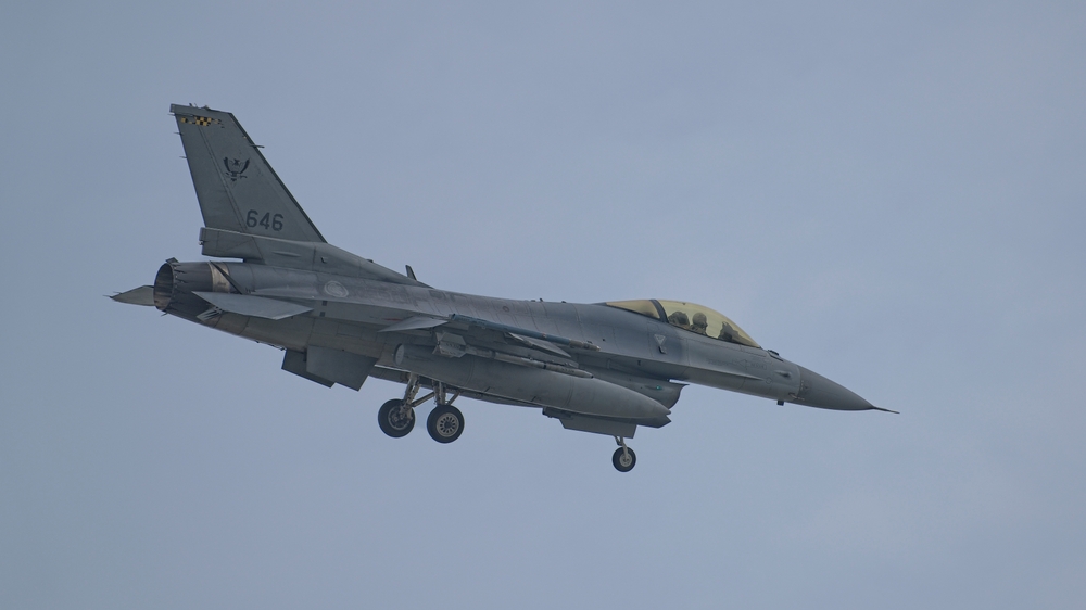 Polish F-16 crashes during Radom air show rehearsal, pilot killed