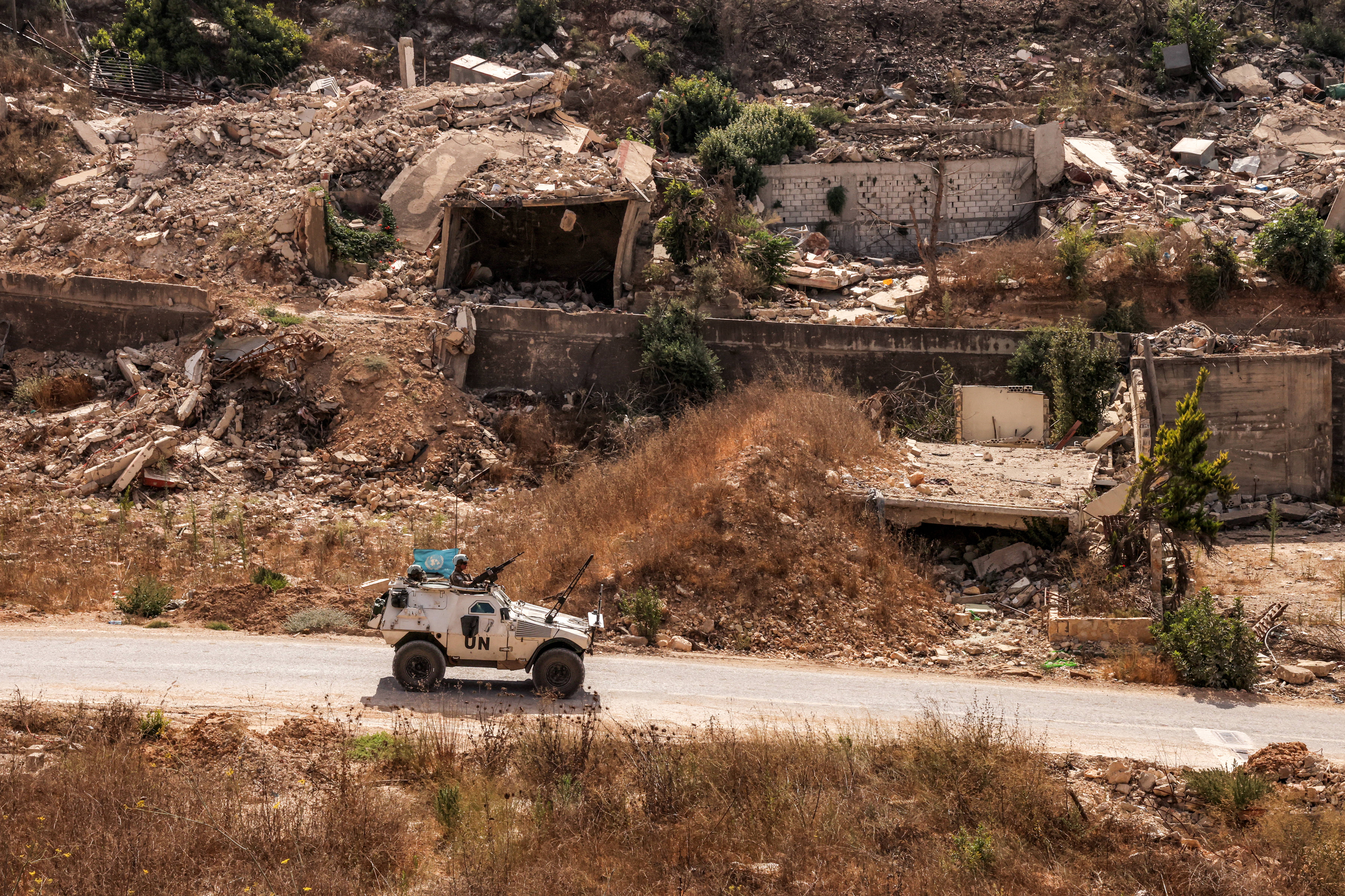 Lebanese army begins collecting weapons from Palestinian camps in Tyre