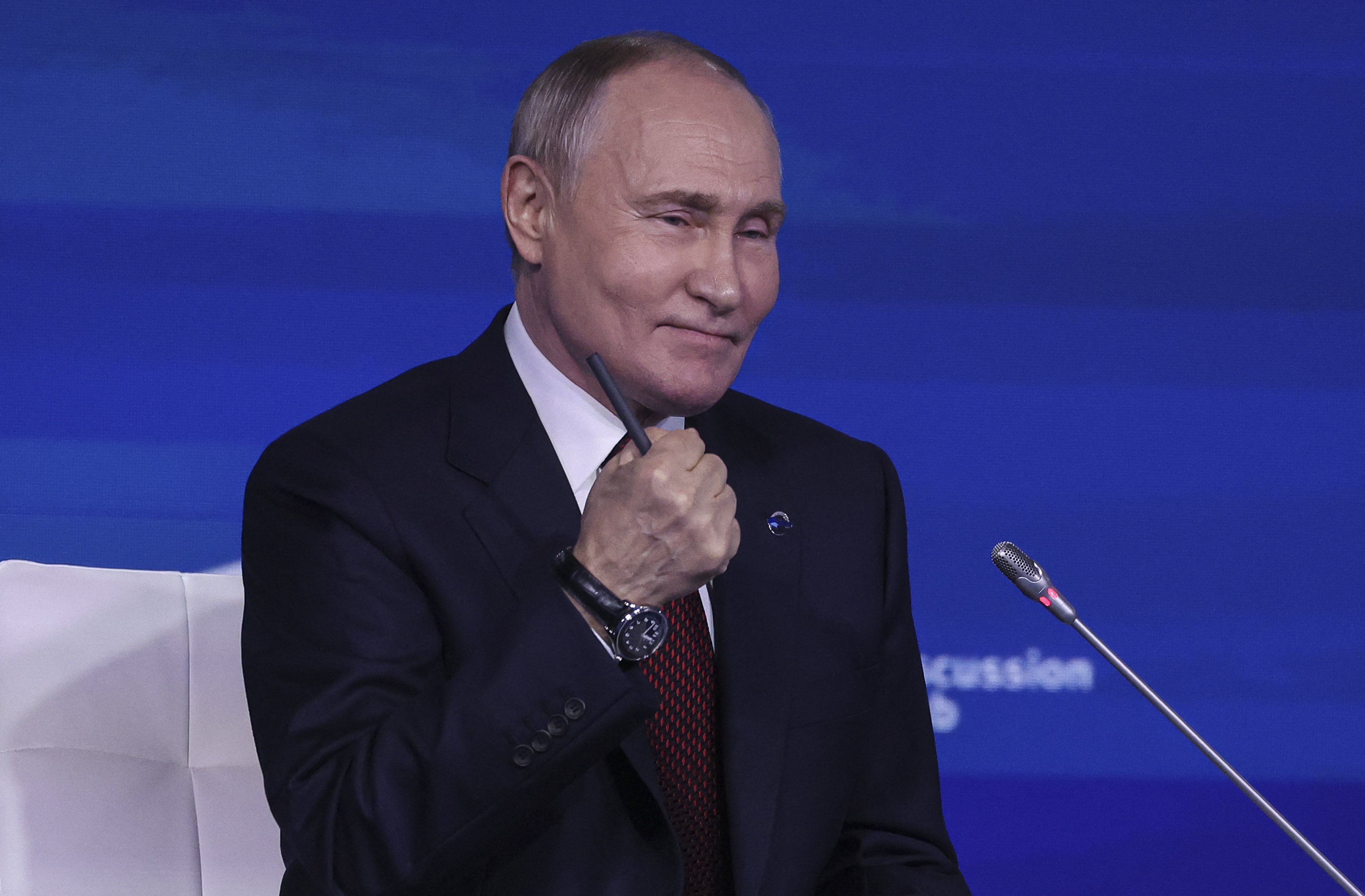 Trump leaves empty-handed, but Putin leaves Alaska with “Greatest Gift”