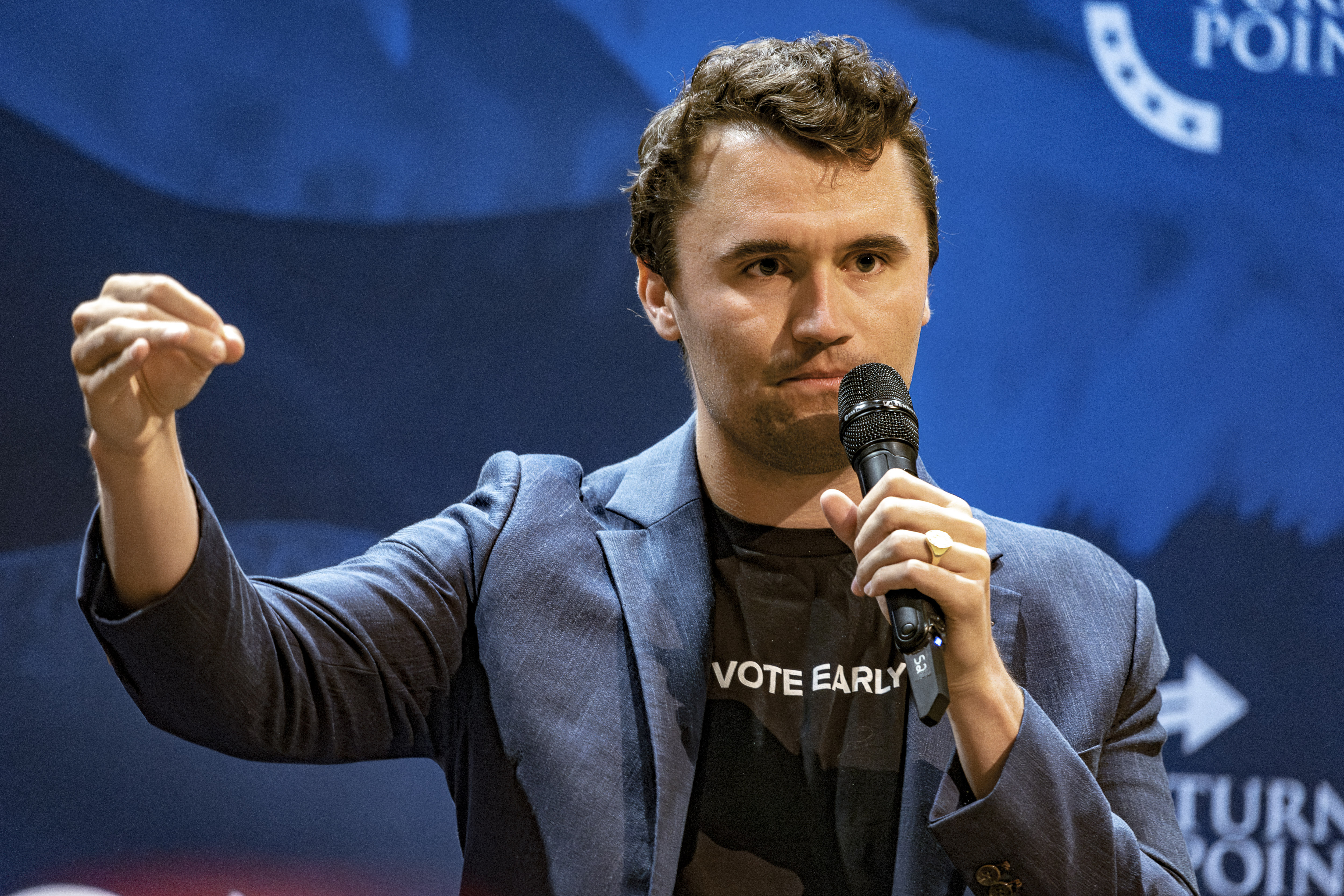 Konservativni aktivist Charlie Kirk umorjen, sprožil val napačnih informacij in političnih odzivov