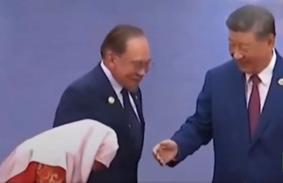 Video: Wife of Malaysian PM refuses to shake hands with Xi Jinping
