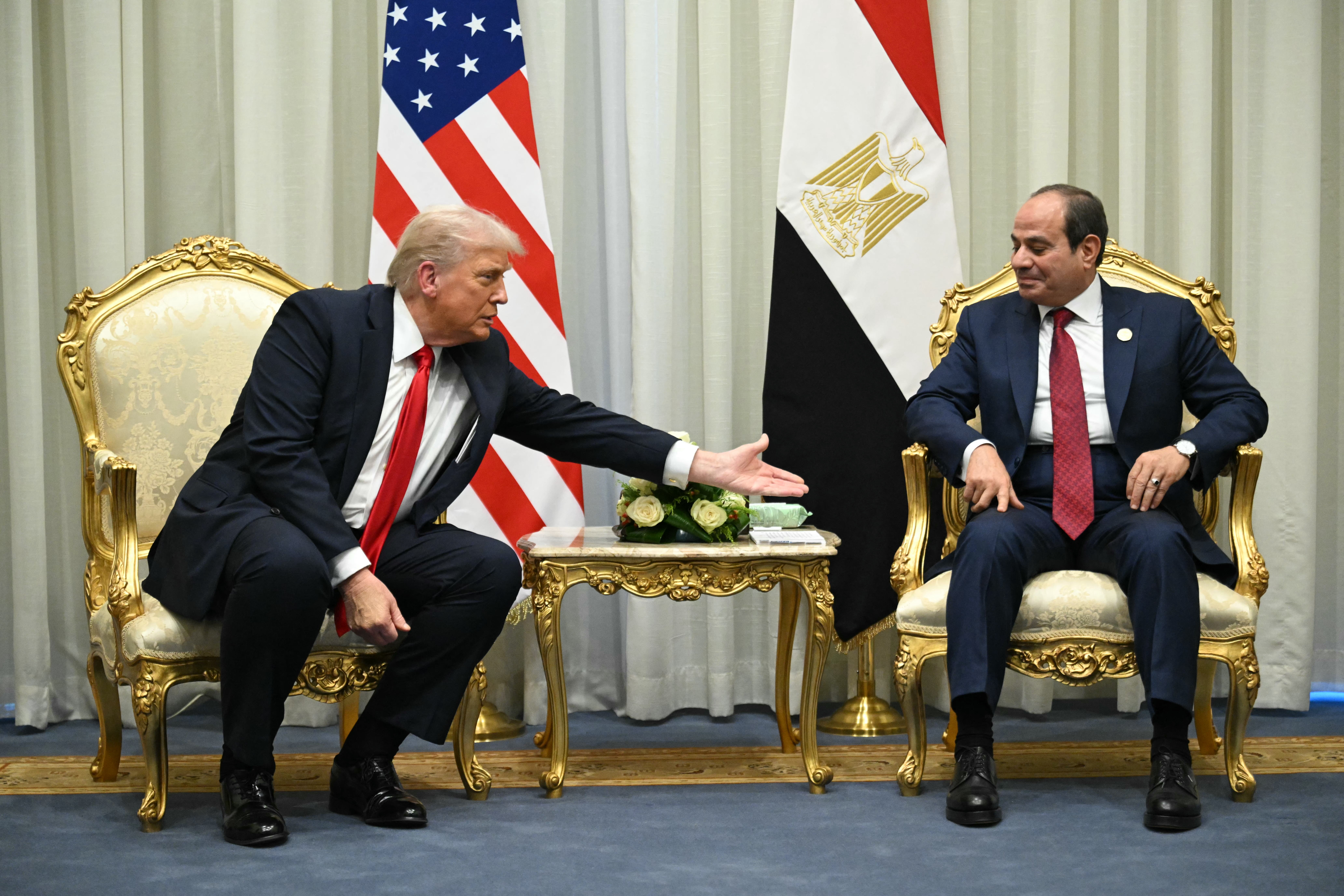 Trumpov vrh za mir v Šarm el Šejku se sprevrgel v osebno predstavo