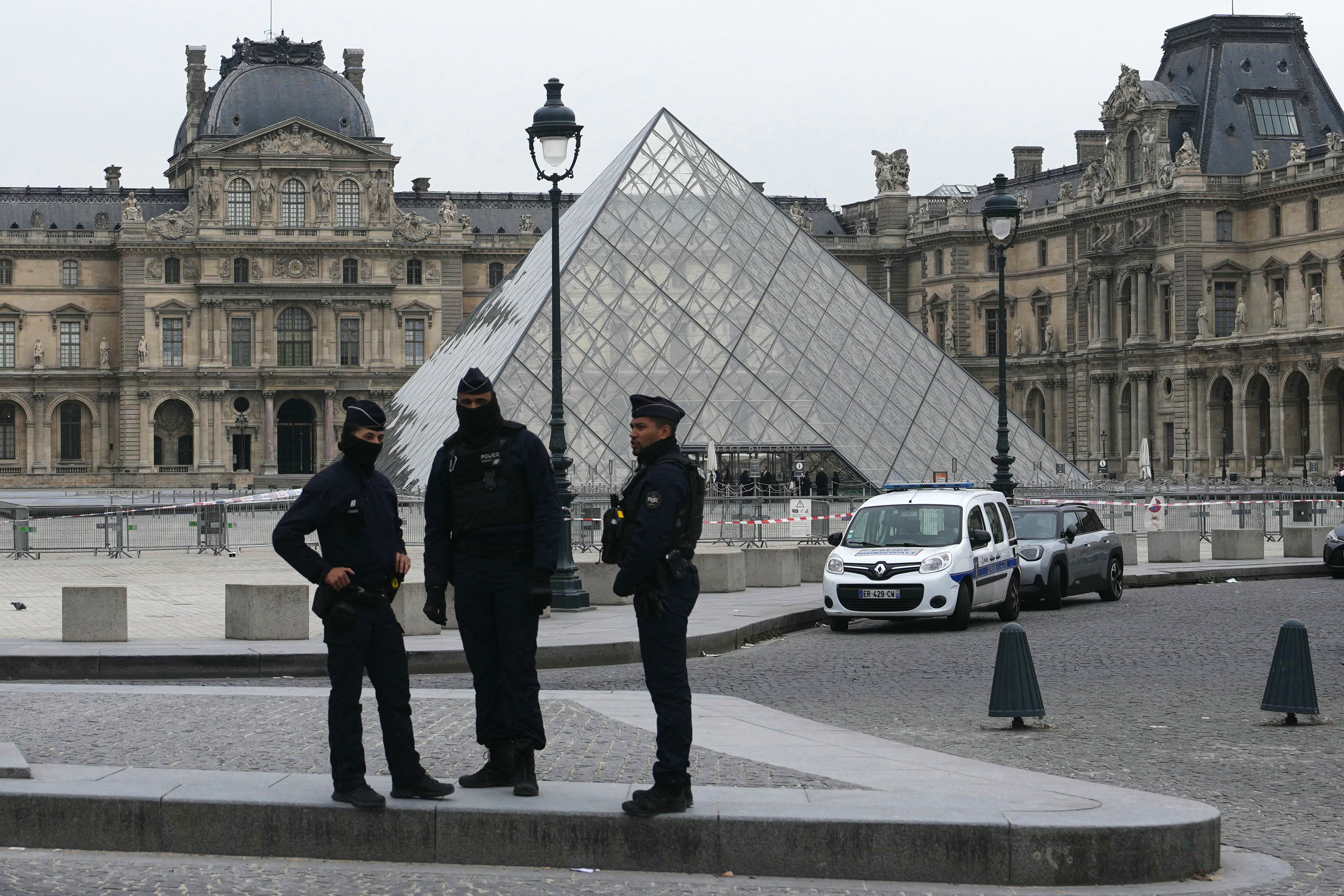 French police arrest two men with links to Louvre robbery