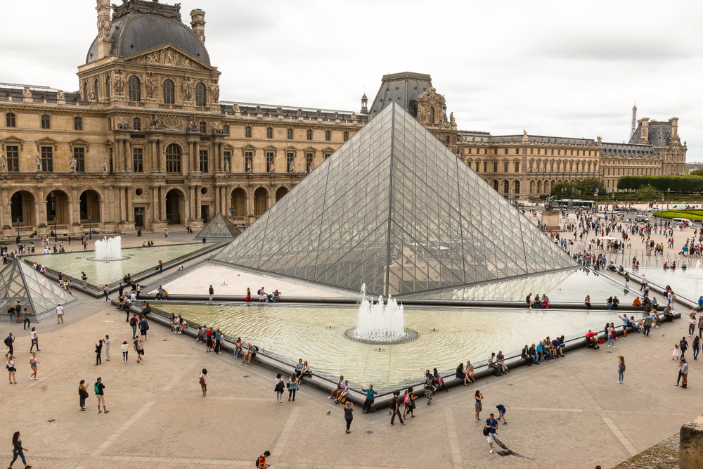 Gang steals jewelry from the Louvre museum in Paris
