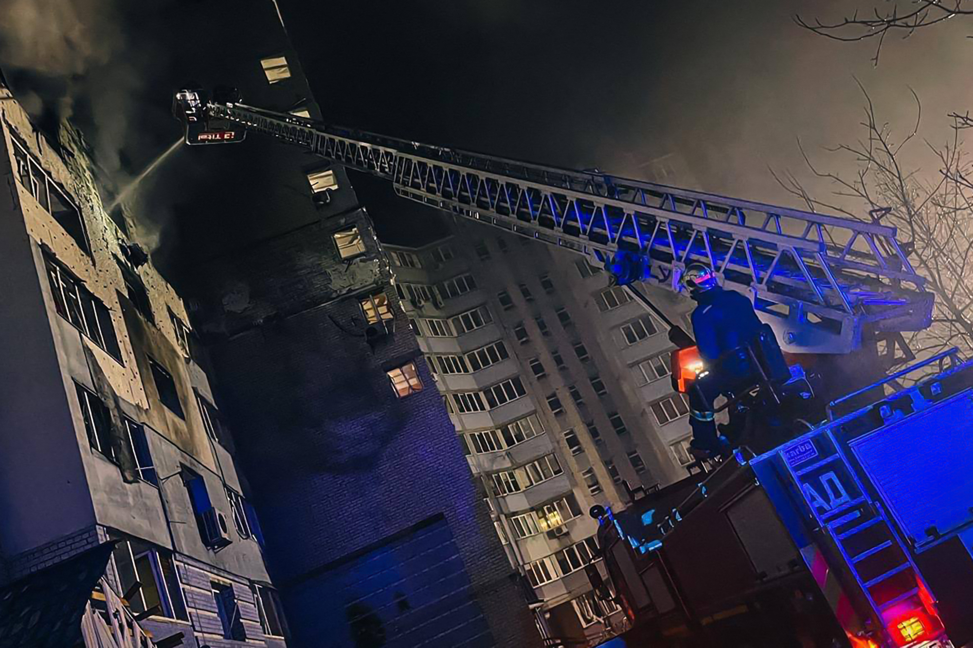 V ruskih napadih na Kijev umrli štirje, Moskva trdi, da je sestrelila ukrajinske drone.