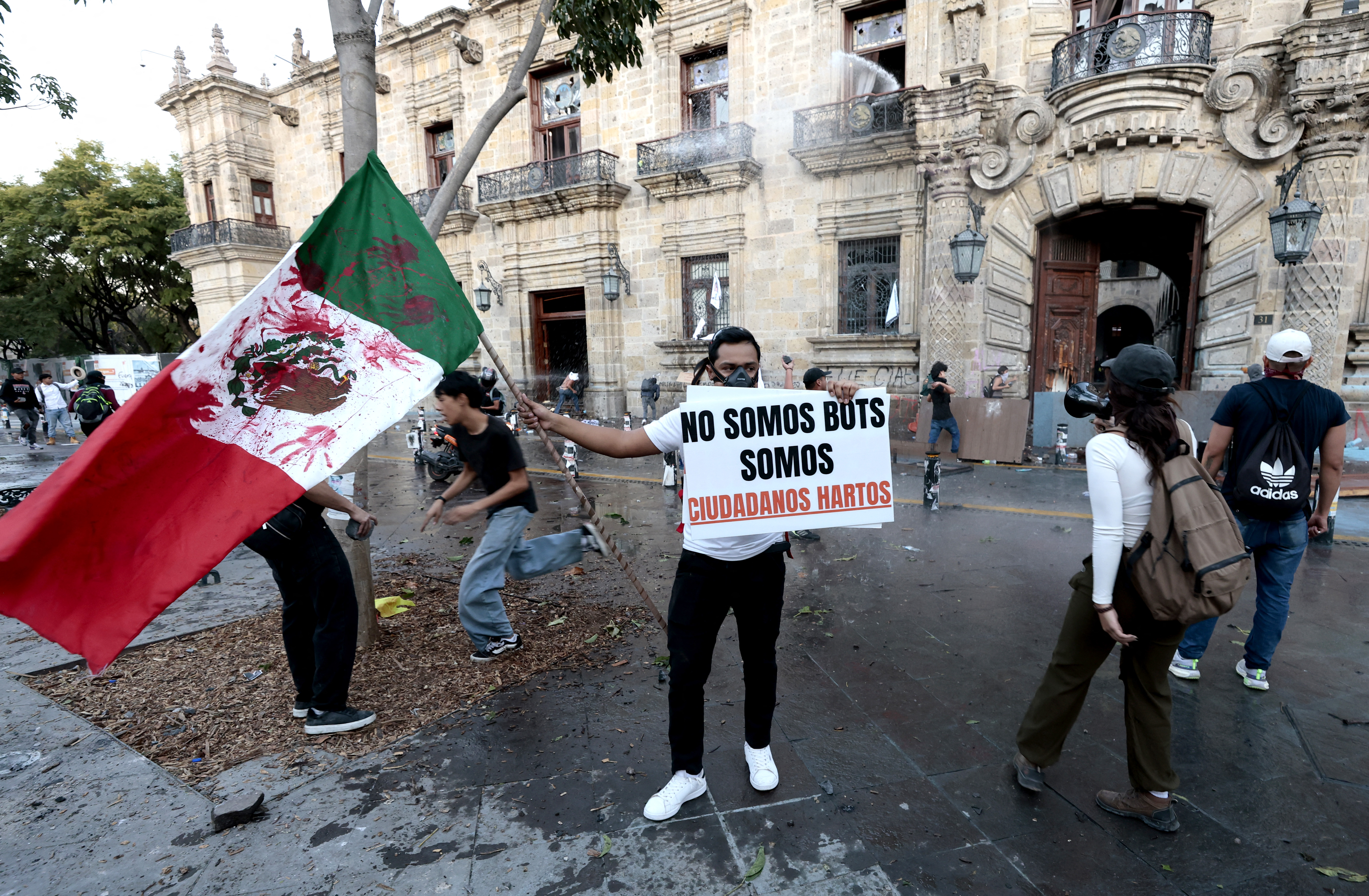 120 Injured as Clashes Erupt During Protest Against Mexican President’s Policies