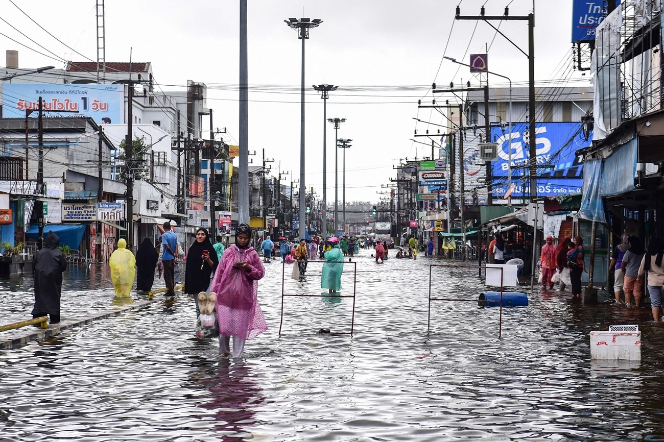 مأساة في تايلاند: الفيضانات تقتل 55 شخصاً وتغرق أحياء هات ياي بالكامل