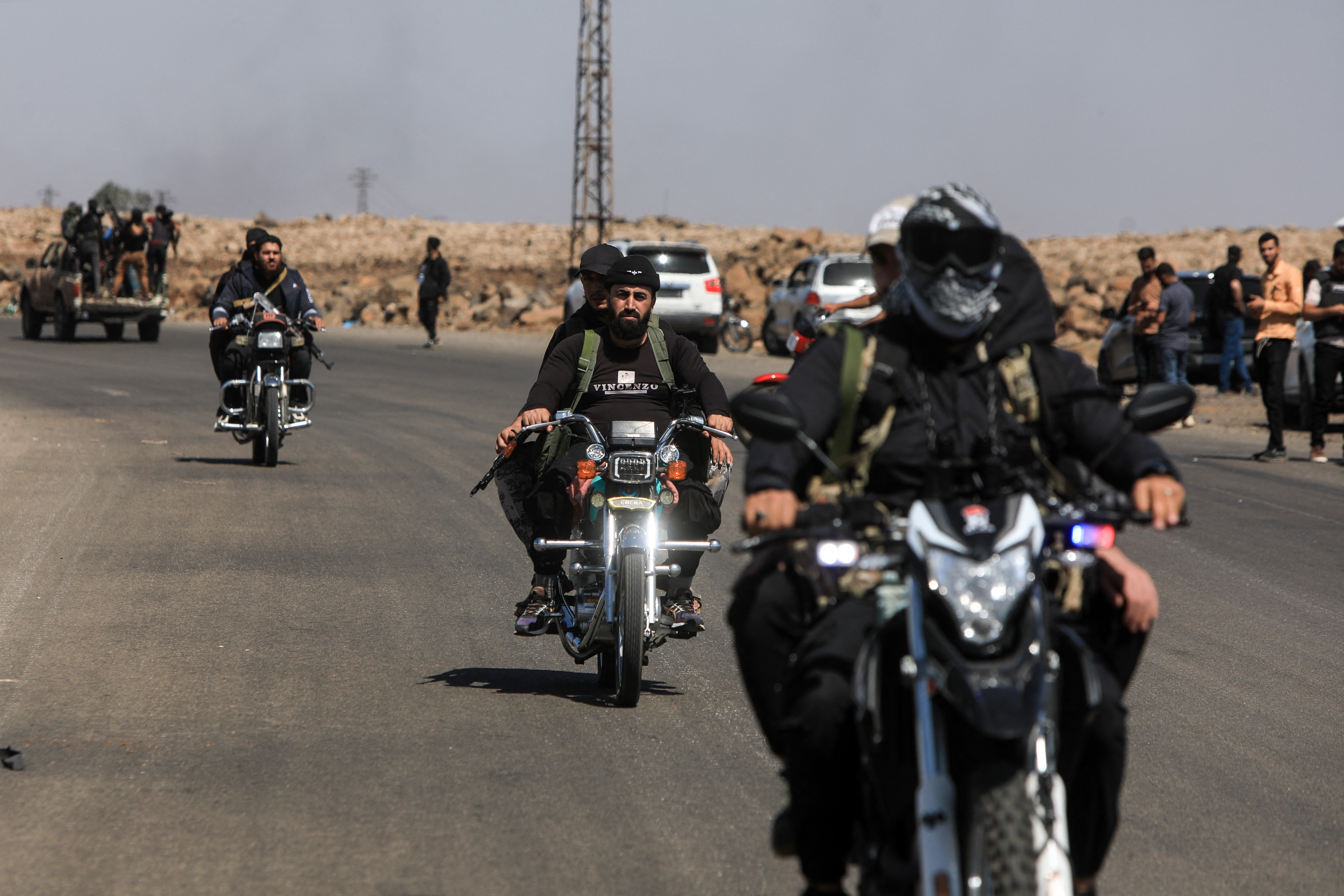 Izgnani podporniki Asada načrtujejo destabilizacijo Sirije, v mošeji v Homsu ubitih osem vernikov