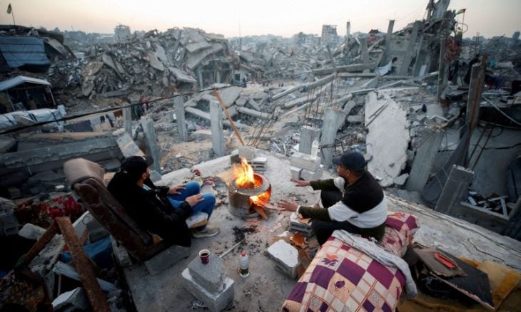 انهيار مبان وغرق آلاف الخيام في غزة… ووفاة رضيع جراء البرد