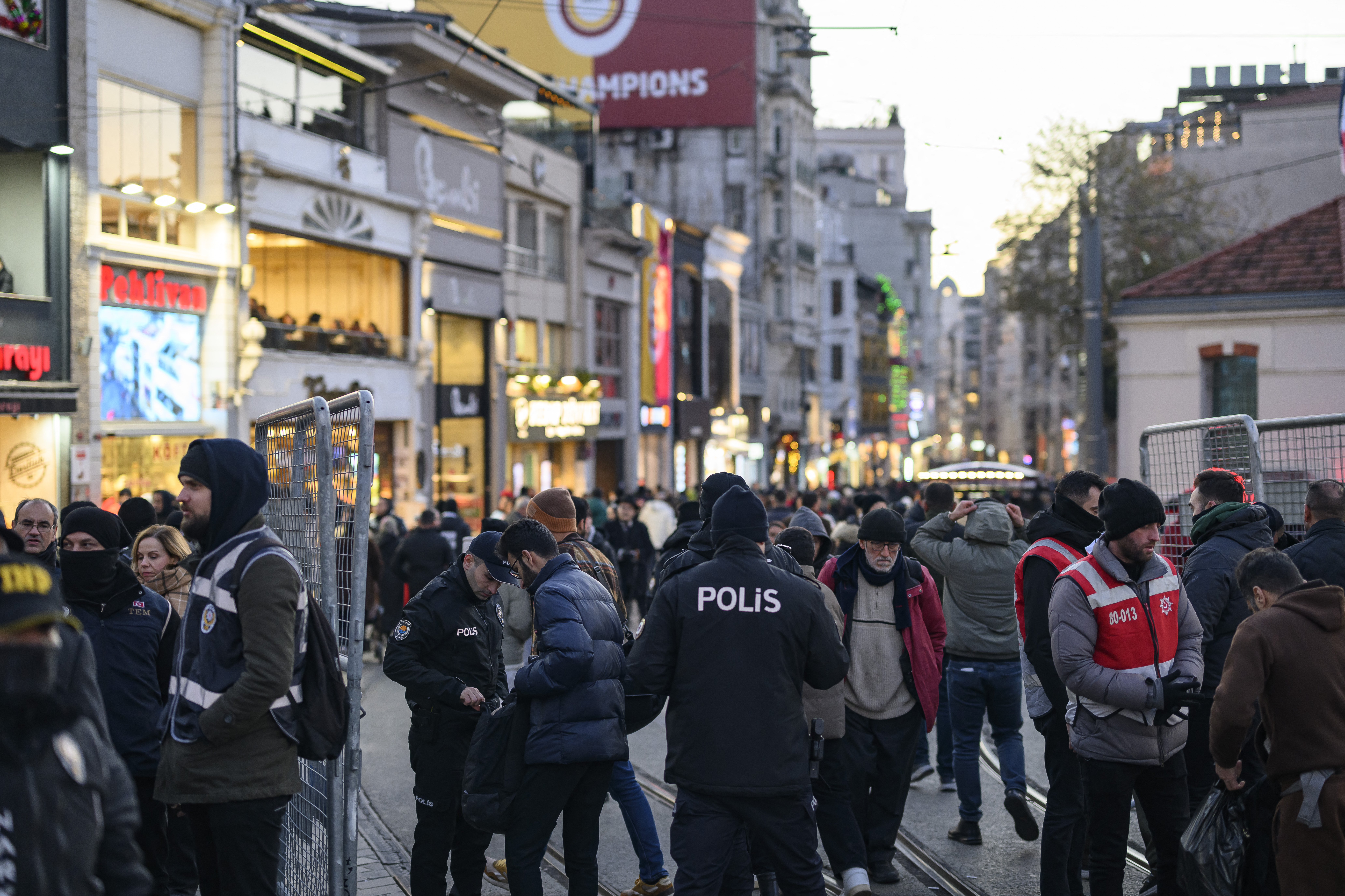 Turške oblasti v obsežni protiteroristični operaciji pridržale več kot 350 osumljencev Islamske države