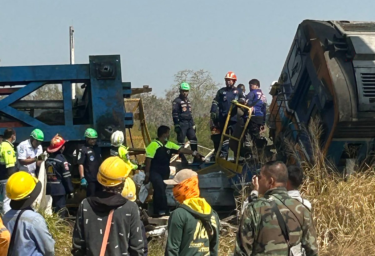 Video: Crane falls on a train, killing at least 22 in Thailand