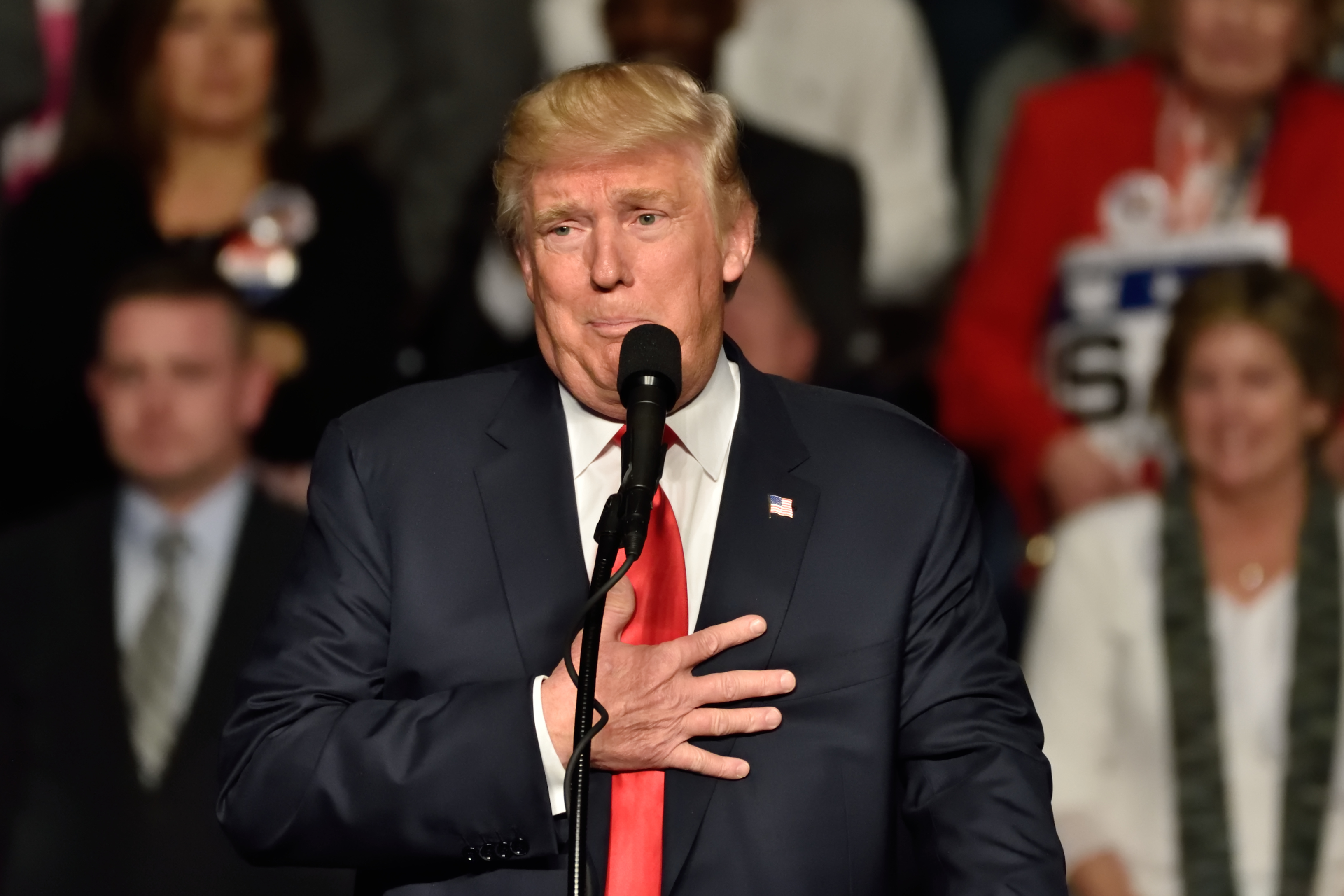 فيديو: فضيحة ترامب يشتم عاملاً ويرفع له الإصبع