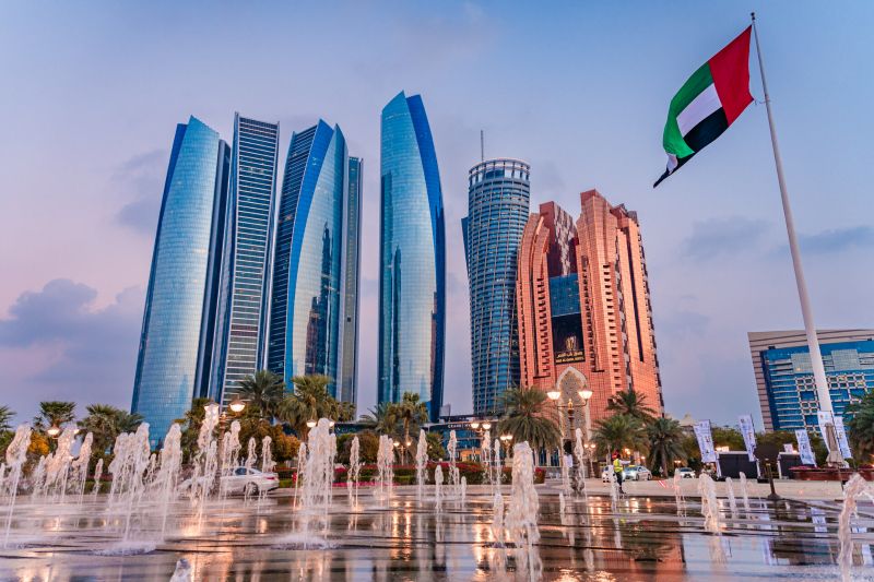 أبو ظبي تجمع الخصوم: لقاءات مغلقة بين روسيا وأمريكا وأوكرانيا