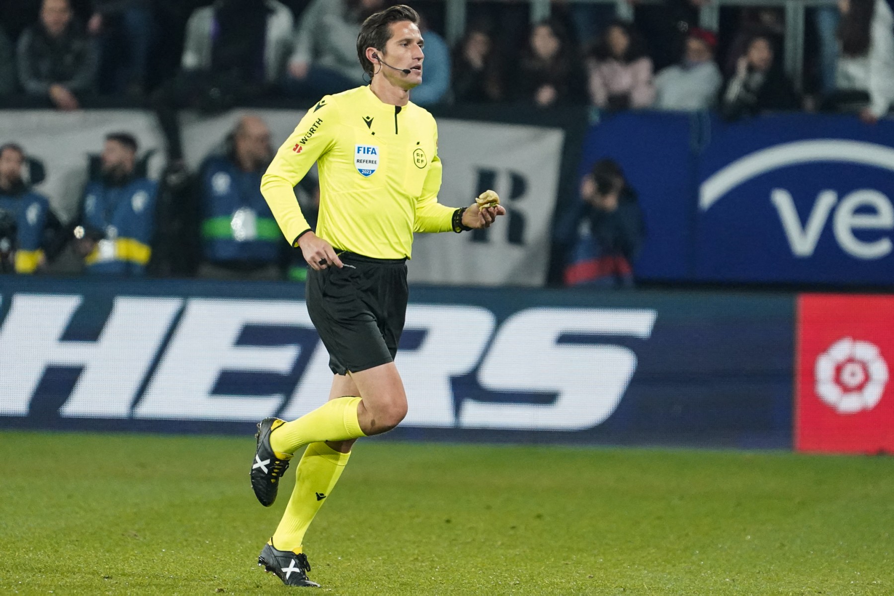 لقطة الموسم: ردة فعل غريبة من الحكم بعد فرصة ألباسيتي الضائعة ضد برشلونة 