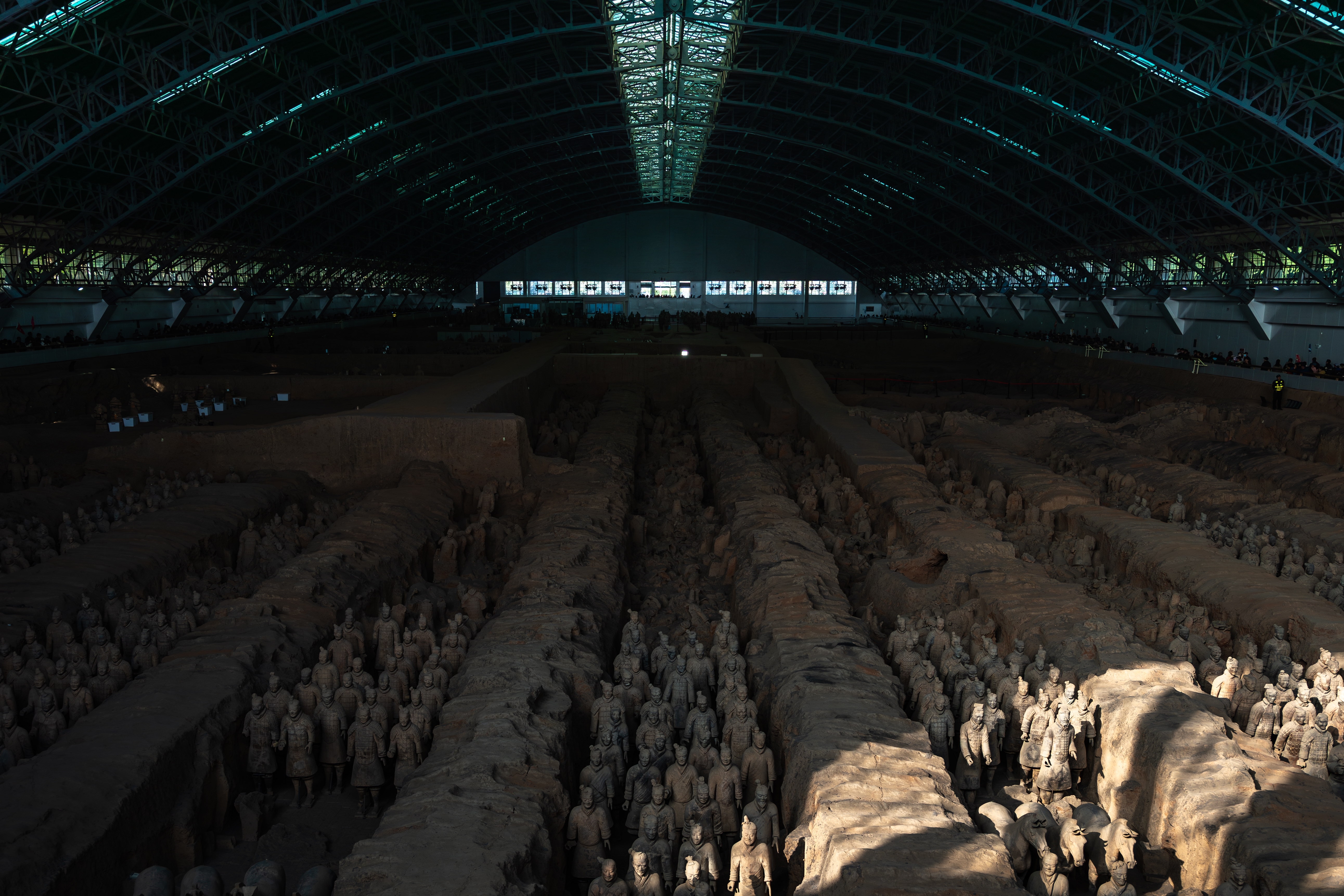 دولة تبيع "مواقع عسكرية" لتمويل جيشها