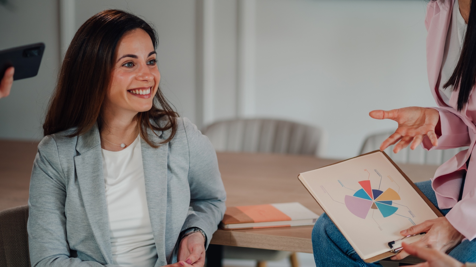 أفكار تنسيق البليزر بأسلوب أنيق ومريح للمرأة العاملة