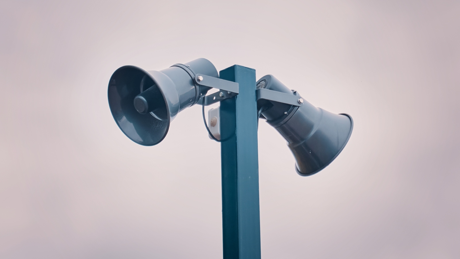 تفسير حلم سماع صفارات الإنذار في المنام