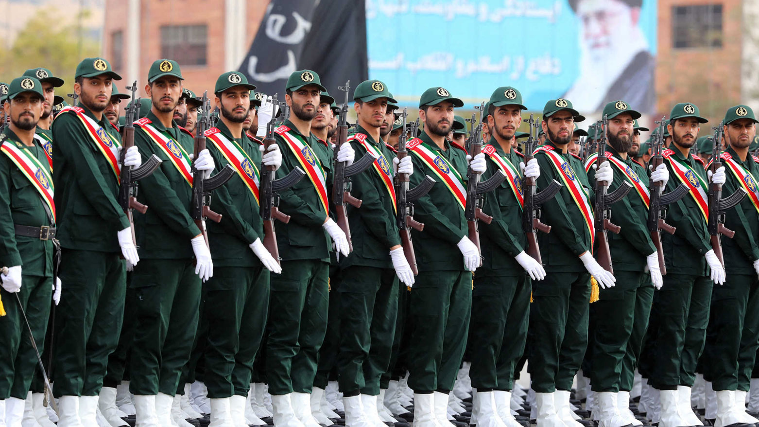 الحرس الثوري الإيراني يتحدى العالم ويكذب ترامب