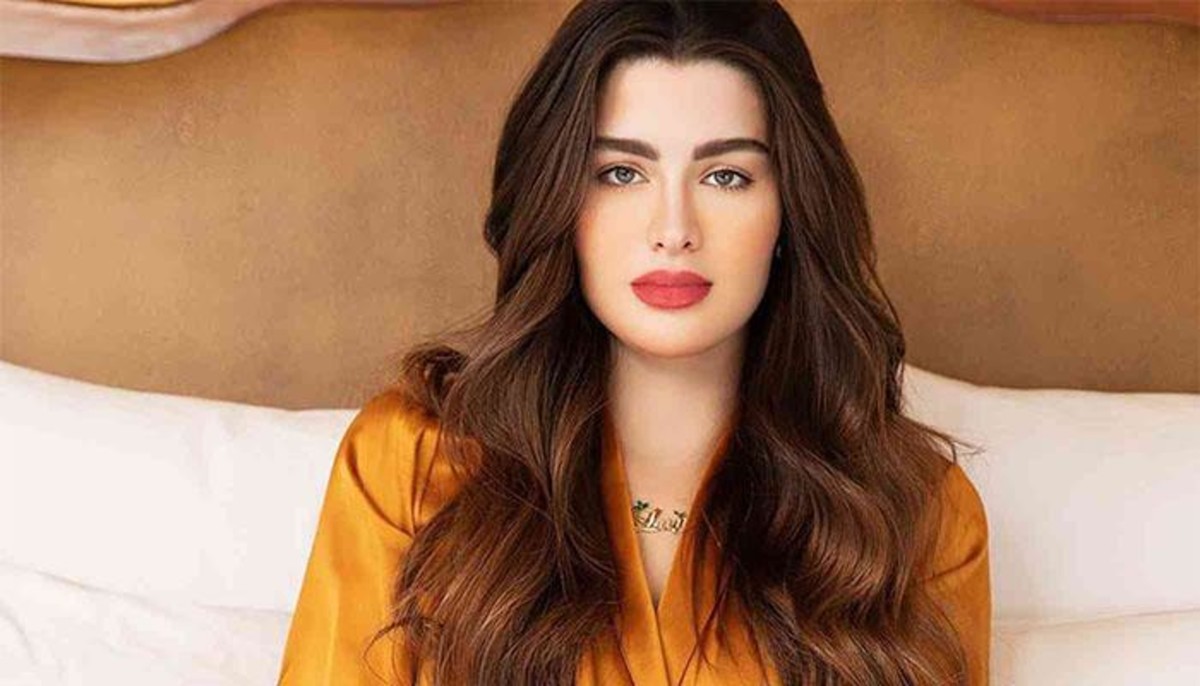 روان بن حسين تلتقي بابنتها بعد عام من الفراق.. لحظات مؤثرة بينهما