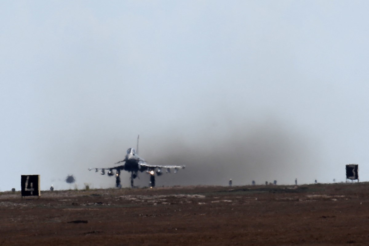 US refueling aircraft downed in Iraq, 4 soldiers killed