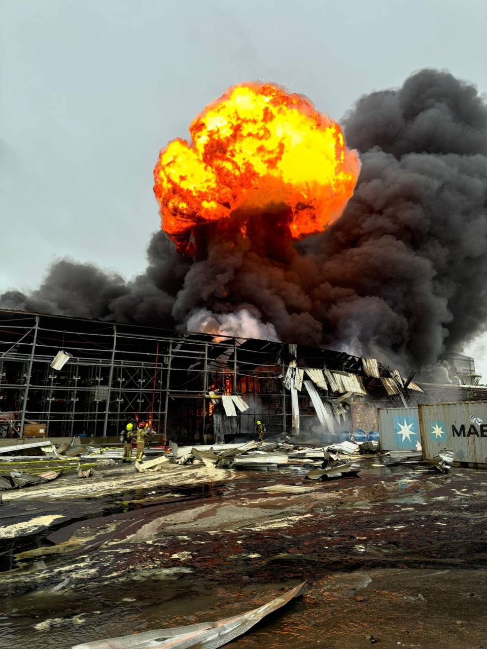 ظلام وانفجارات وغازات خطرة.. هجوم إيراني دقيق يفتح باب الكارثة الكيميائية