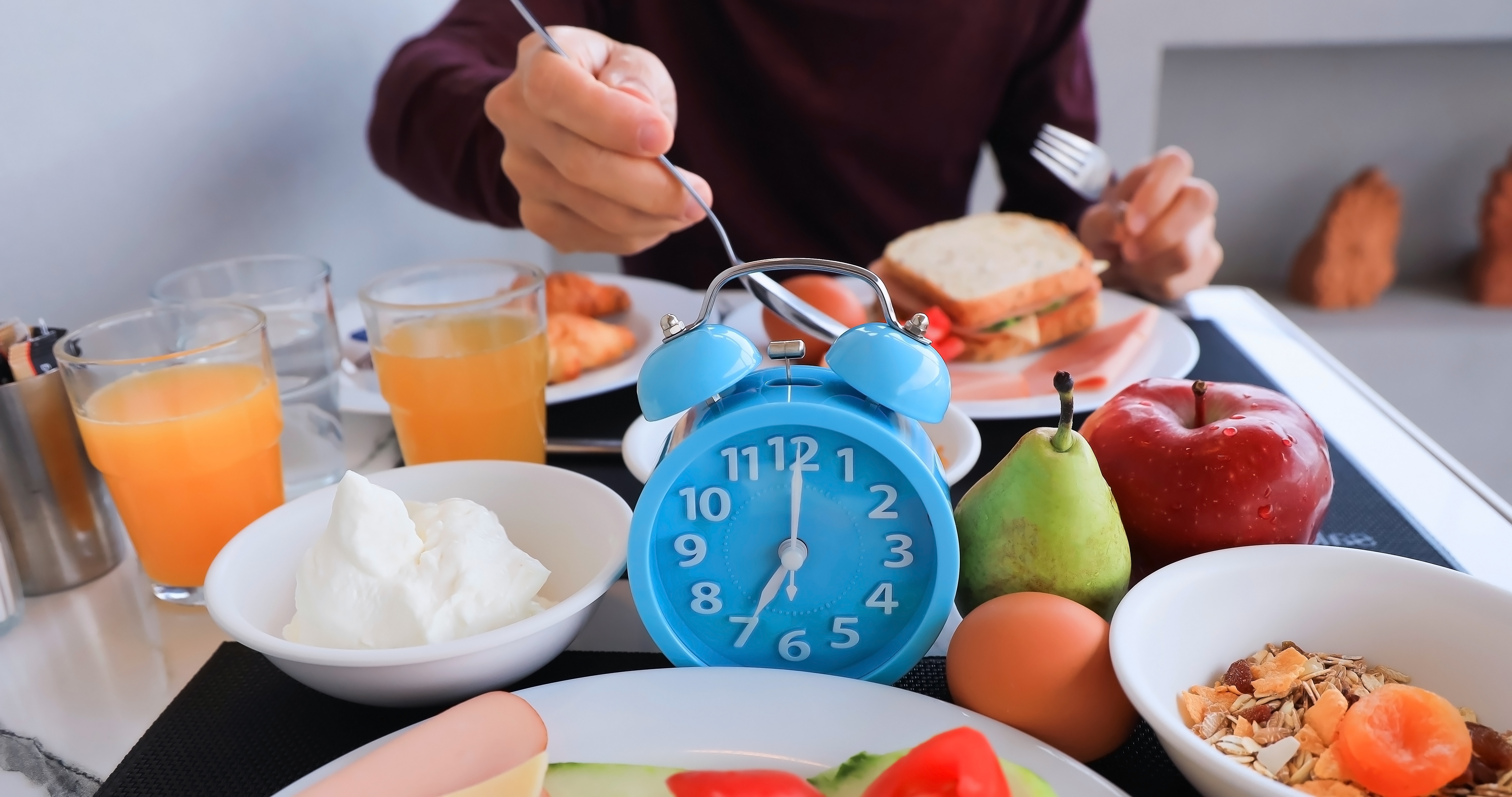 فوائد تناول الطعام في وقت مبكر من اليوم