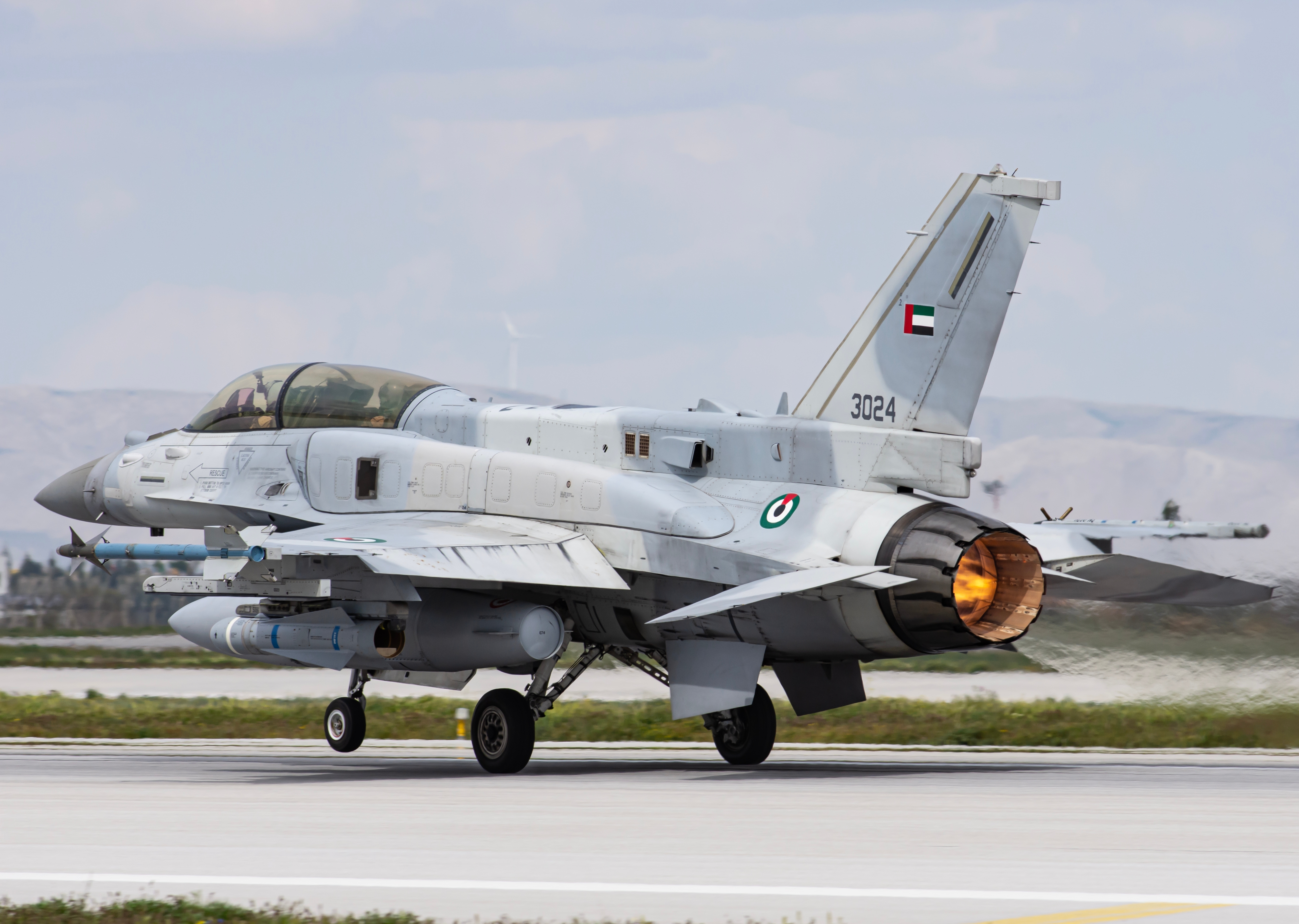 الإمارات تعلن اعتراض 7 صواريخ باليستية و16 طائرة مسيّرة