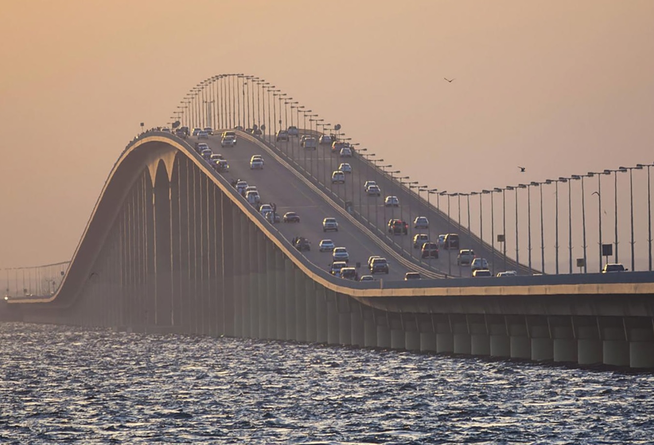 تصعيد غير مسبوق.. تعليق حركة العبور على جسر الملك فهد