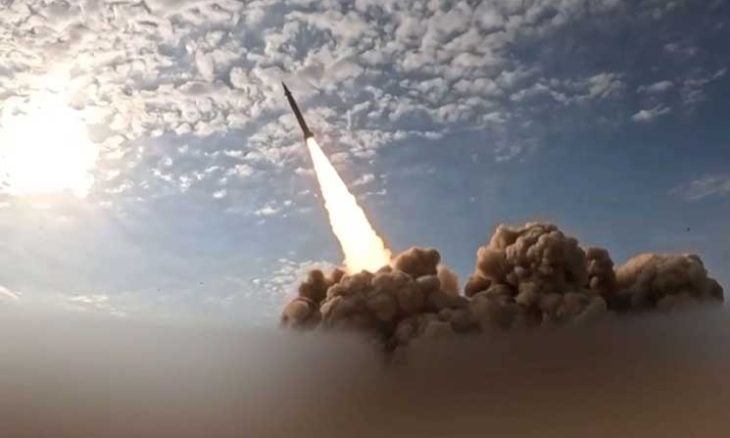 دوي انفجارات ودمار بموقع سقوط شظايا صاروخية في إسرائيل