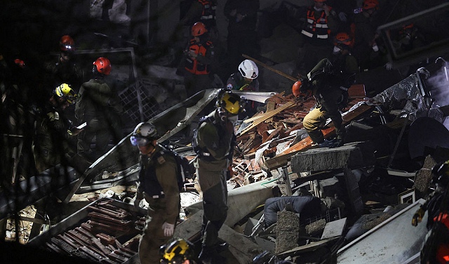 إخلاء 16 شقة سكنية.. استمرار البحث عن 4 مفقودين بحيفا