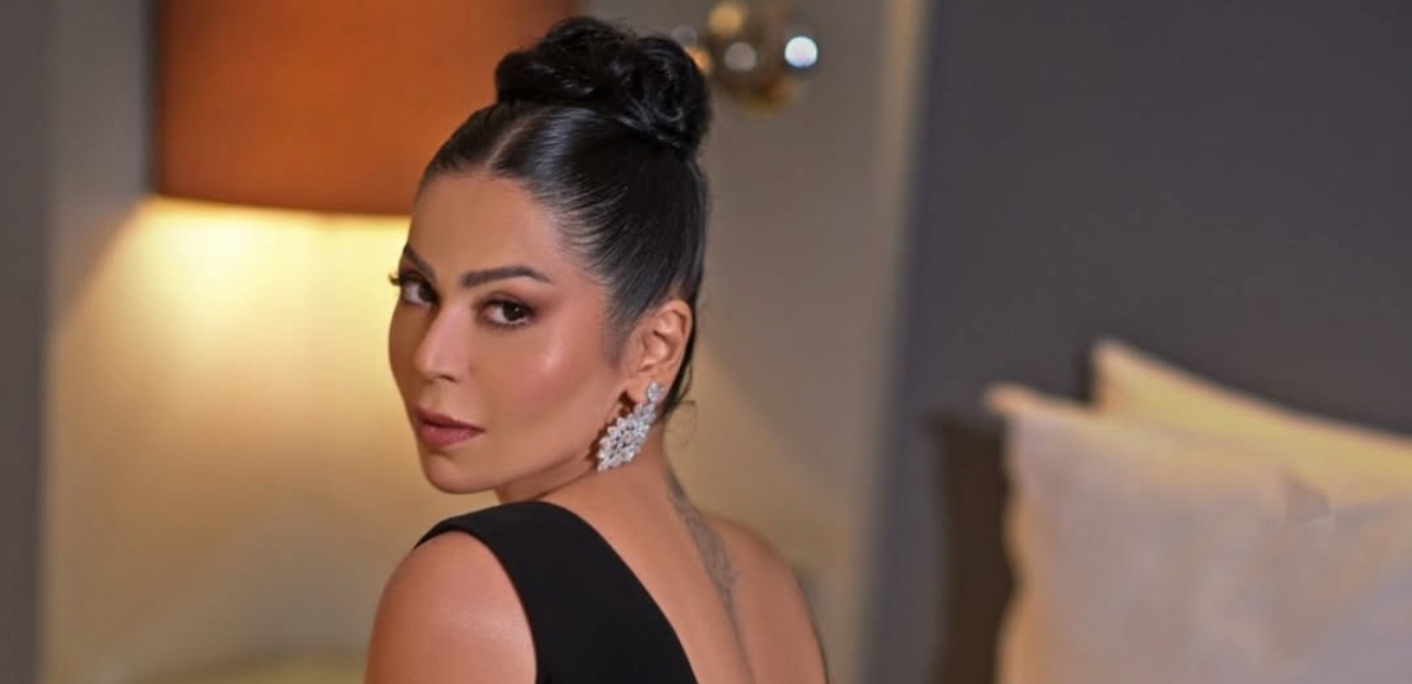 لقاء الخميسي تهدد كل من يسيء لحياتها الشخصية بعد ظهورها الأخير مع زوجها