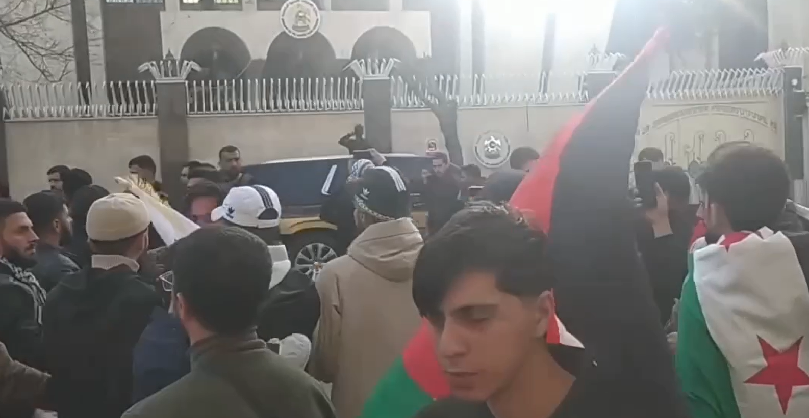 عاصفة في سوريا.. محتجون يحاولون اقتحام سفارتي الإمارات وأمريكا